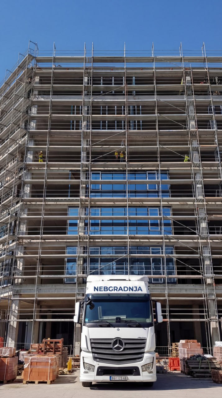 Iznajmljivanje i rentiranje skela — kamion sa građevinskim skelama Nebgradnja Beograd